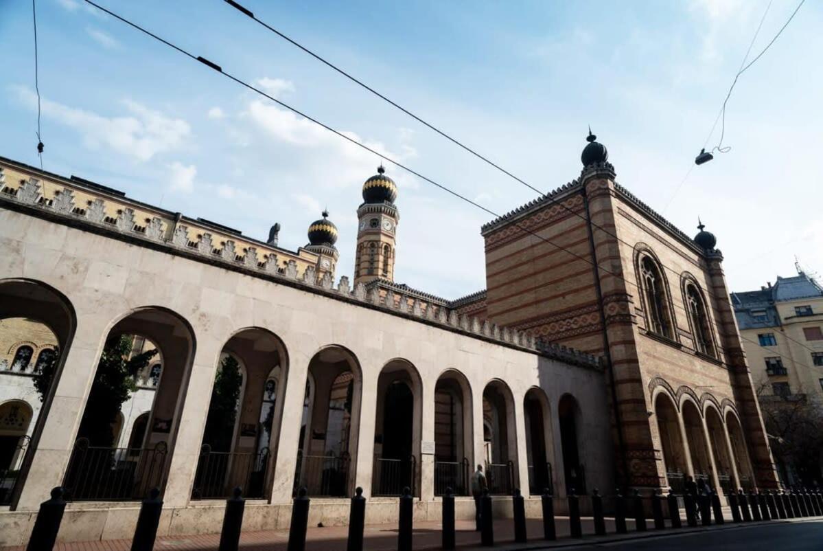 In Front Of The Synagogue Appartamento *